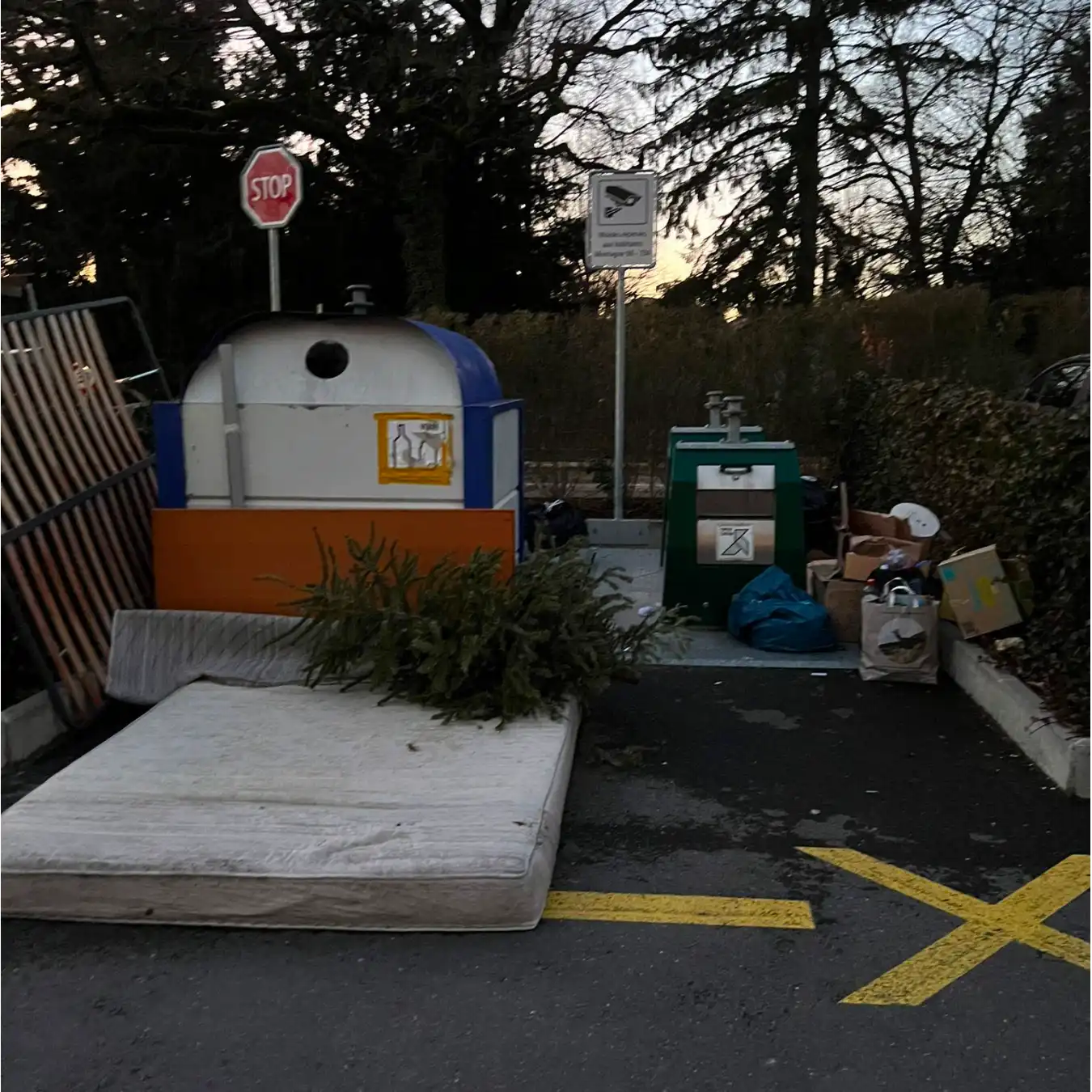 Eco-point du 136 emcombré de nombreux déchets déposés pelle-mèle dont un sapin, un matelat des sacs poubelle, cartons, etc.